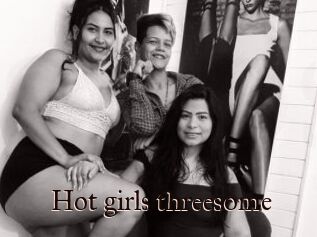 Hot_girls_threesome